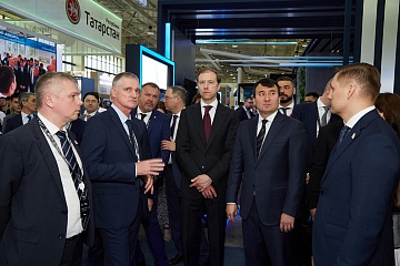 Министр промышленности РФ Денис Мантуров ознакомился с продукцией промпредприятий Югры