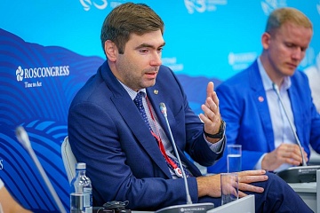 Руководитель Фонда на Восточном экономическом форуме дал интервью ИД «Аргументы и Факты»