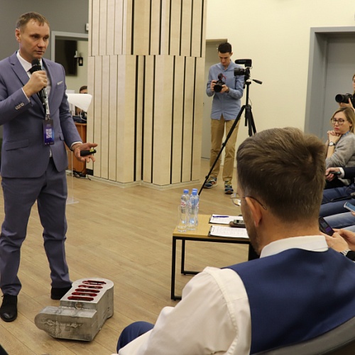 Демо-день Акселератора технологических стартапов проходит в Технопарке Югры: финалисты выступают с итоговыми питчами