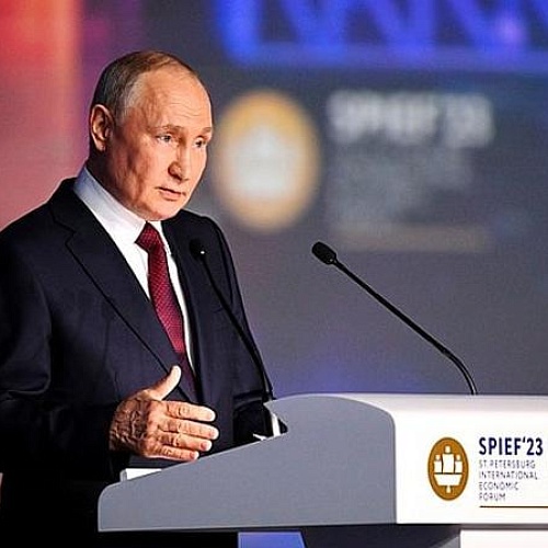 На полях Питерского международного экономического форума – 2023 Владимир Путин поручил предусмотреть поддержку сектора МСП+