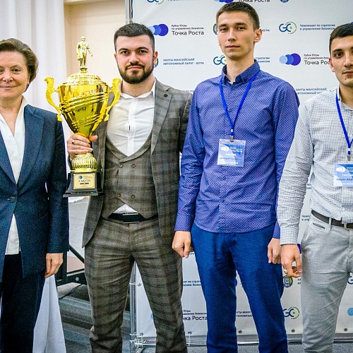 Наталья Комарова наградила победителей Кубка Югры по управлению бизнесом "Точка роста"