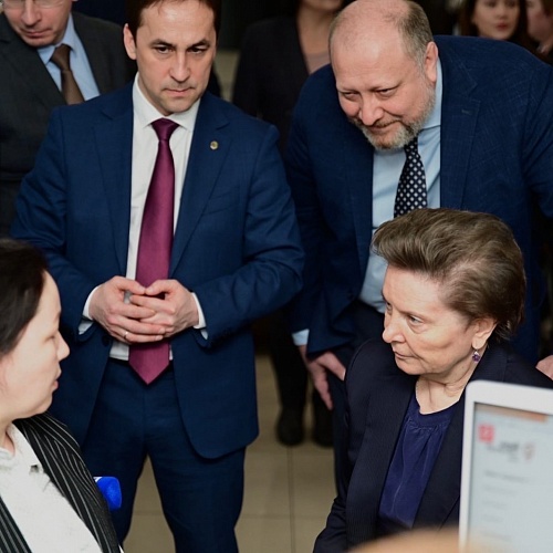 Губернатор Югры Наталья Комарова посетила Центр «Мой бизнес» в Нягани